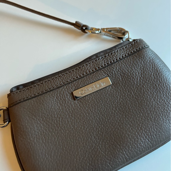 Calvin Klein Wristlet ✨ - Picture 9 of 13